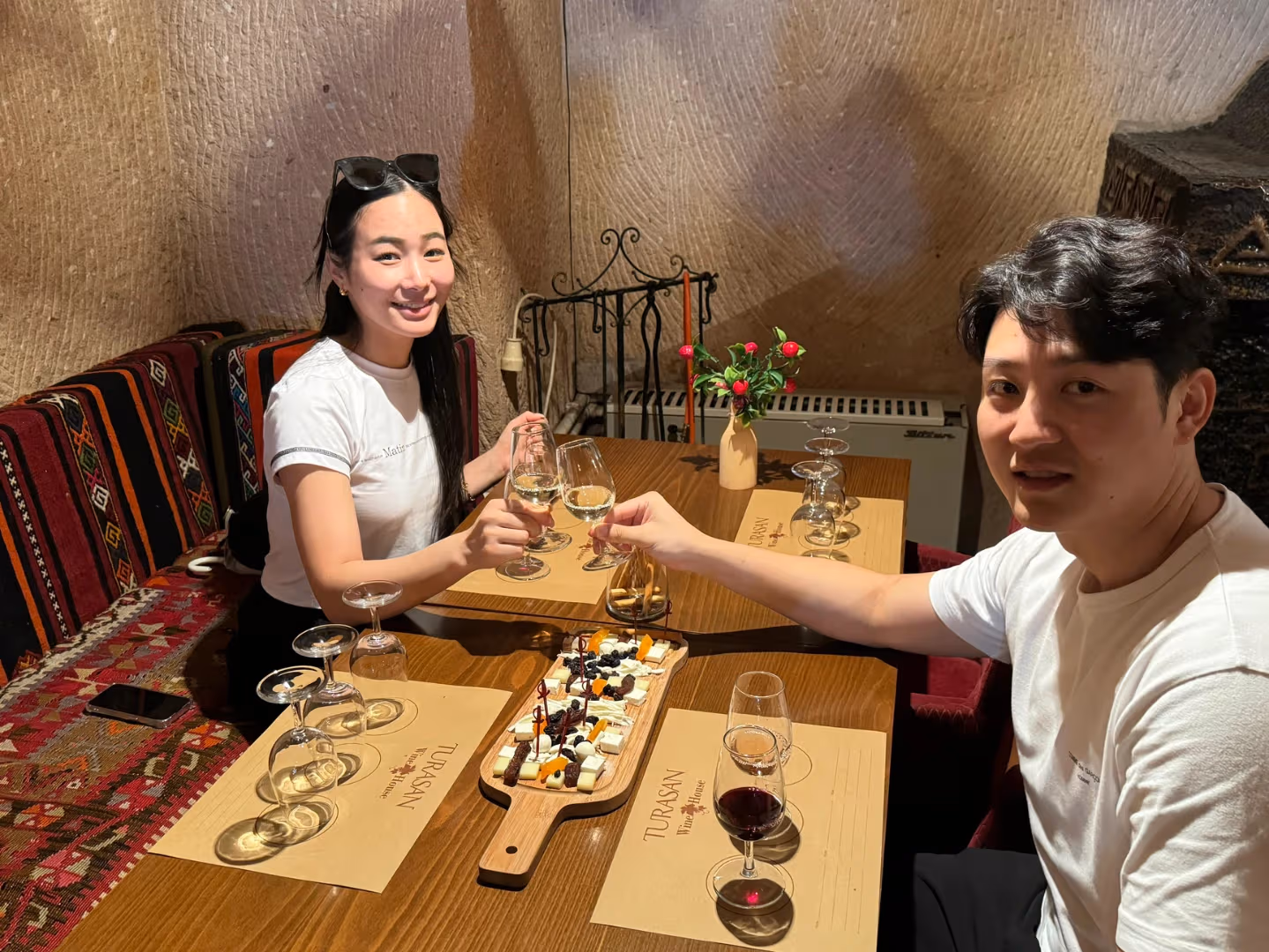 Kapadokya Özel Şarap Tadım Turu – Seçkin Şaraplar & Gurme Lezzetlerle 3 Saat - Görsel 1